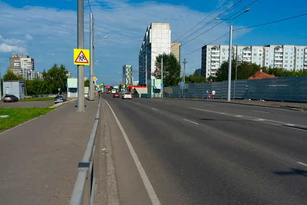Autopista de varios carriles en la ciudad. Un camino con edificios de varios pisos. — Foto de Stock