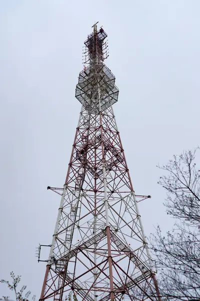 Wysoka metalowa wieża telewizyjna i radiowa. — Zdjęcie stockowe