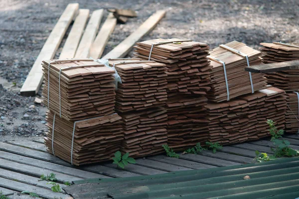 Bündel von Holzbohlen für den Bau auf einer Baustelle. — Stockfoto