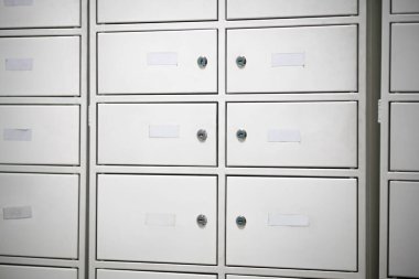 Postaneye gelen postalar için kiralık kasa..