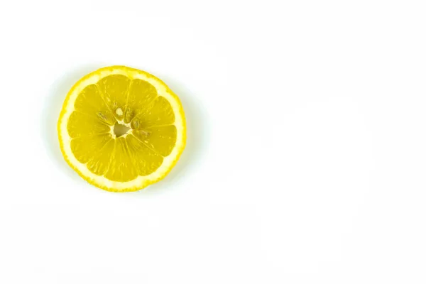 Круглый ломтик лимона на белом фоне с пробелами для текста. — стоковое фото