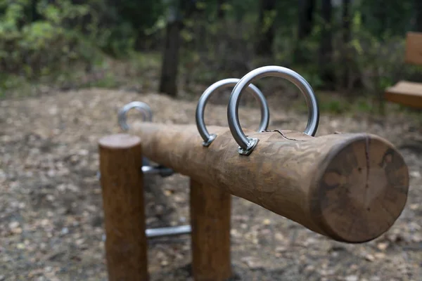 Ваги балансу дерев'яних гойдалок з металевими арками . — стокове фото