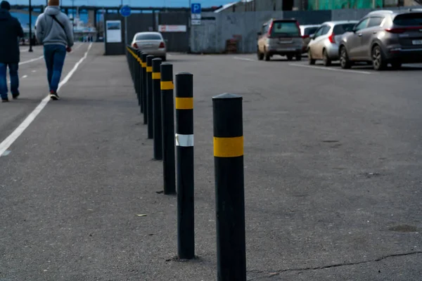 Postos de fronteira no parque de estacionamento, zona pedonal. — Fotografia de Stock