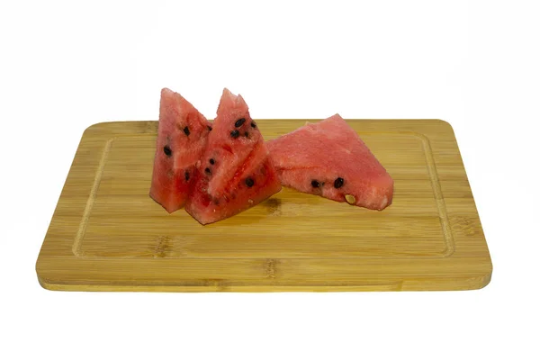 Šťavnaté kousky melounu na dřevěné desce. — Stock fotografie