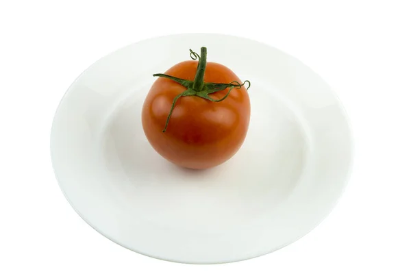 Tomate vermelho sobre uma placa branca isolada sobre fundo branco. — Fotografia de Stock
