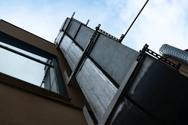 Un tuyau de ventilation carré sur la façade du bâtiment. — Photo