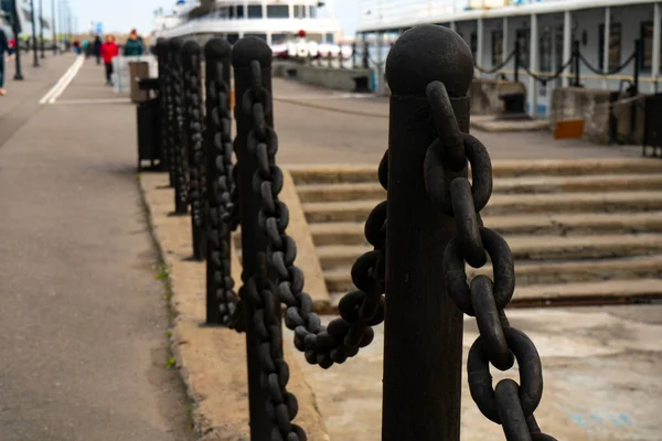 桟橋のフェンスは金属の柱とチェーンで作られています。. — ストック写真