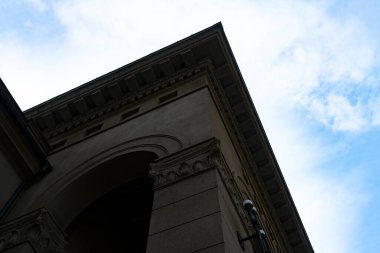 Binanın köşesi beyaz bulutlu mavi gökyüzüne karşı..