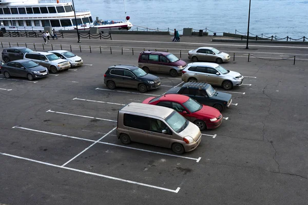 Парковка для автомобилей на берегу реки. — стоковое фото