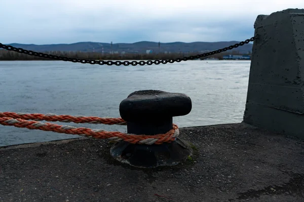 白いロープを持つ川の桟橋に係留ポスト. — ストック写真