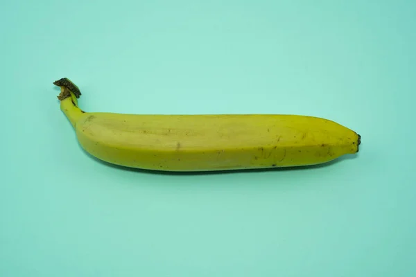 Maturare banana gialla su uno sfondo blu. — Foto Stock