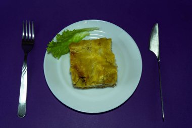 Beyaz bir tabakta marullu lazanya servis ediyorum..