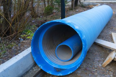 Kaldırımdaki tamirat için mavi su boruları..