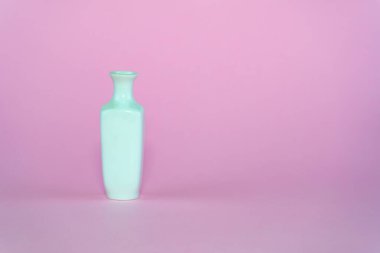 Sevgililer Günü için beyaz çiçek vazosu.