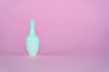 Sevgililer Günü için beyaz çiçek vazosu.