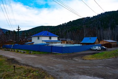 Alçak bir dağlık alanda bir otel..