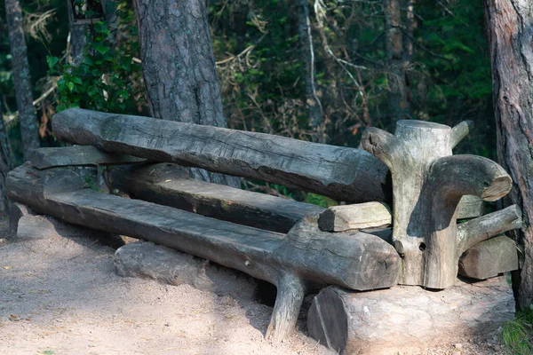Παλιό ξύλινο παγκάκι στο πάρκο για τους τουρίστες. — Φωτογραφία Αρχείου