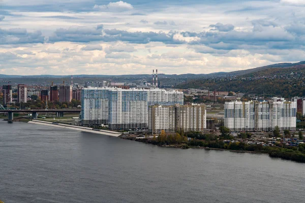 Panoramautsikt över staden över floden. — Stockfoto