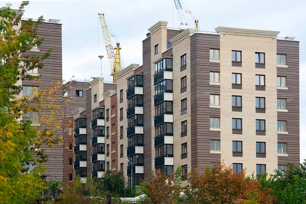 Byggande av en kaskad av flervåningshus. — Stockfoto