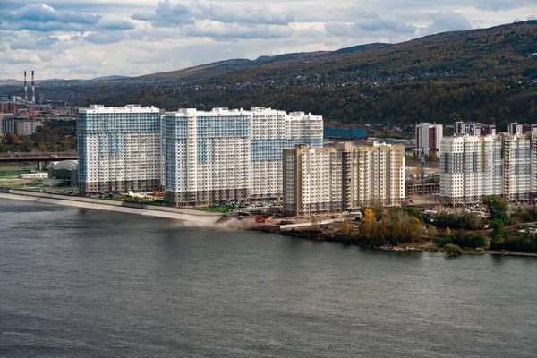 Панорамный вид на город через реку. — стоковое фото