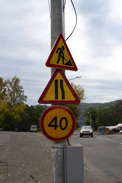 Señales de tráfico temporales para la reparación de carreteras. —  Fotos de Stock