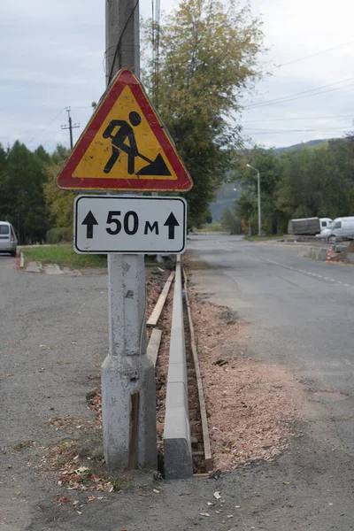 Tillfälliga vägmärken för reparation av vägar. — Stockfoto