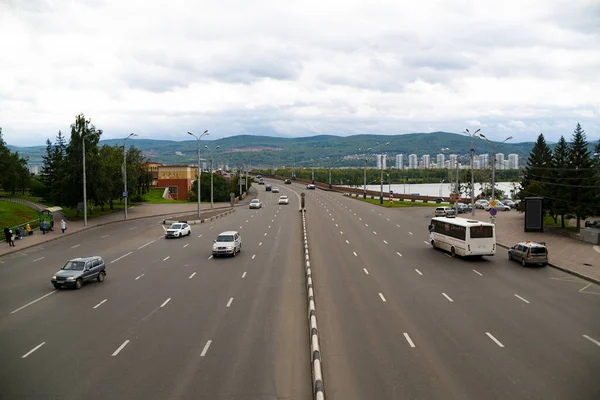 Route à voies multiples avec séparateur de voies en béton. — Photo