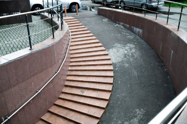 Yeraltı geçidine giden mermer dairesel merdiven.