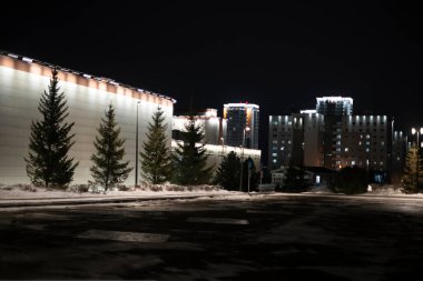 Bina geceleri fenerlerle fazlasıyla aydınlanıyor..