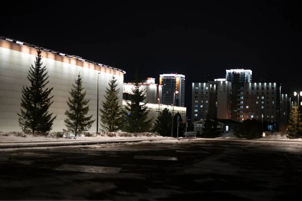 Byggnaden är rikligt upplyst av lyktor på natten. — Stockfoto