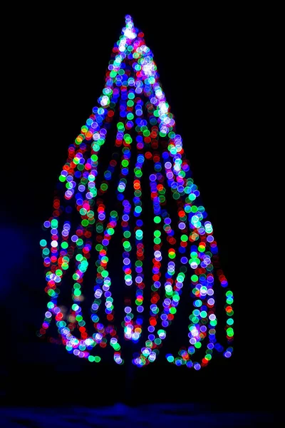Рождественская елка, украшенная красочными гирляндами. — стоковое фото