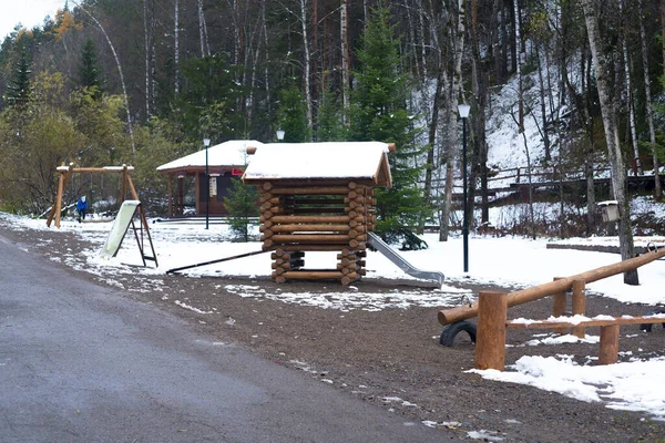 Ville des enfants en bois, couverte de neige, dans le parc national. — Photo