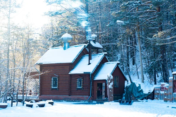 Église orthodoxe en hiver dans la forêt. — Photo