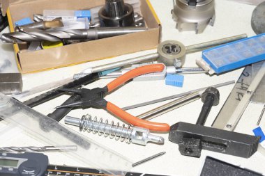 Rastgele masaya araçlar koydu.