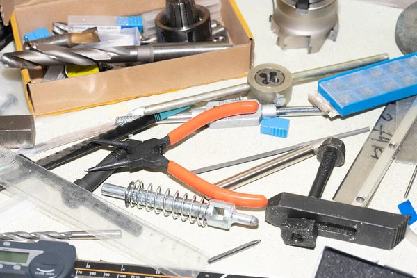 Zufällig ausgelegte Werkzeuge auf dem Tisch. — Stockfoto