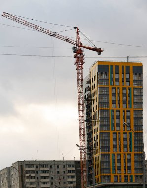 Vinçle inşa edilmiş yüksek binalar..