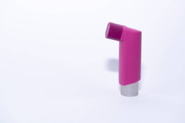 Beyaz arka planda astım spreyi var. Metnin için boşluk kopyala.