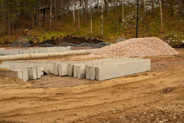 Betongtrottoarer och rött grus på tomten. — Stockfoto