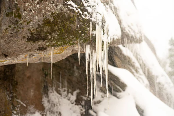 A borda de um penhasco com grandes ciclos de gelo. — Fotografia de Stock