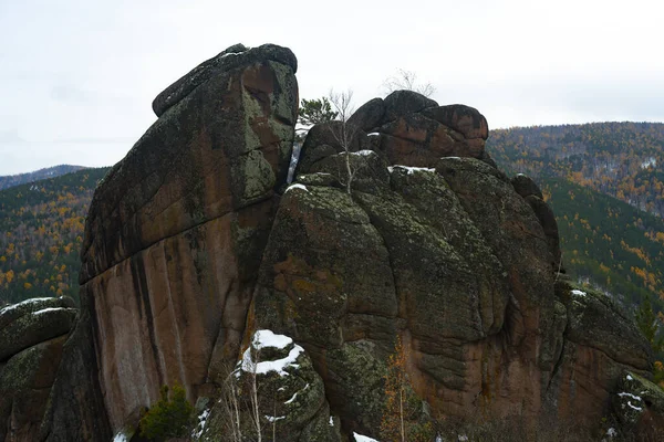 Grácil roca de piedra contra el cielo blanco. — Foto de Stock