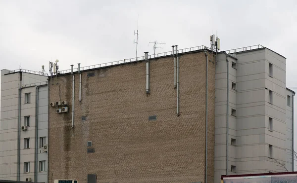 Ziegelwand eines mehrstöckigen Industriegebäudes. — Stockfoto