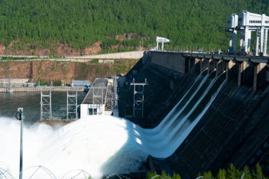 Bir hidroelektrik santralinde su boşaltımı.