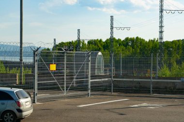 Kontrol noktası çitle çevrili ve hidroelektrik santralinin tepesinde dikenli tel var..