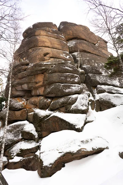 Masiva roca parcialmente cubierta de nieve en el parque. — Foto de Stock