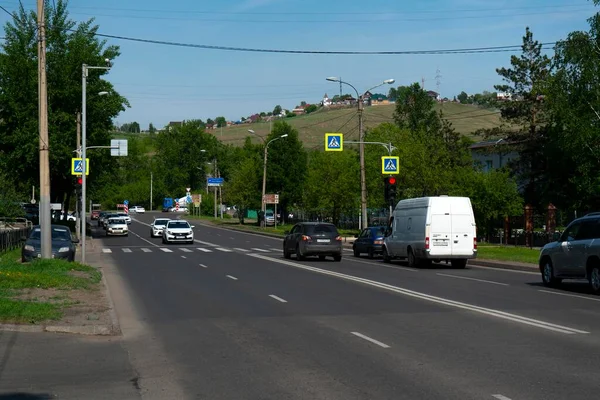 Araba deresi şehir yolundaki kırmızı ışıkta durdu. Rusya Krasnoyarsk Haziran 2021. — Stok fotoğraf