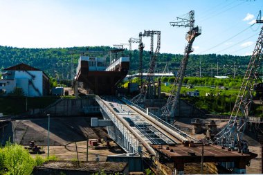 Gemileri kaldırmak ve hidroelektrik santralinin ötesine fırlatmak için bir makine..