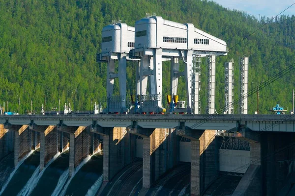 Φράγμα σκυροδέματος με επτά υδατοφράκτες και δύο γερανογέφυρες ανύψωσης. — Φωτογραφία Αρχείου