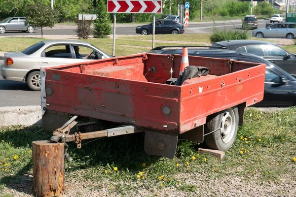 Remolque de coche rojo en dos ruedas con una parte superior abierta. —  Fotos de Stock