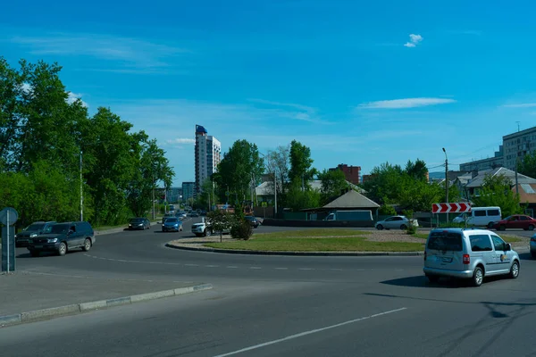 La corriente de coches en la rotonda de la carretera de la ciudad. — Foto de Stock