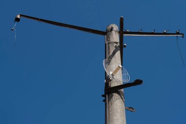 Beton kutup ve eleptik radyo vericisi anten.